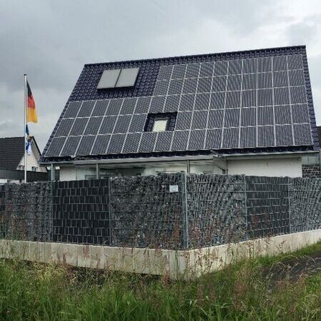 Gabione im Wechsel mit Doppelstab Sichtschutz.