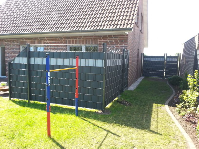 Doppelstabgitter Sichtschutzzaun bunt mit Premium Streifen, Garten mit Spielgeräten