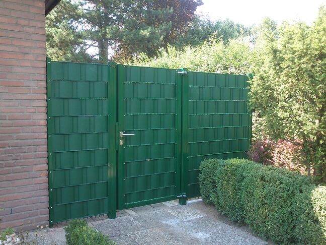 Sichtschutz Doppelstabgitter grün mit Premium Streifen, Garteneingang mit Hecke