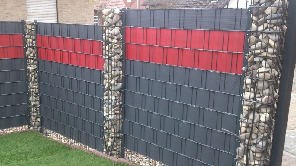 Doppelstabgitter Zaun anthrazit-rot mit Premium Streifen und Gabionenecke