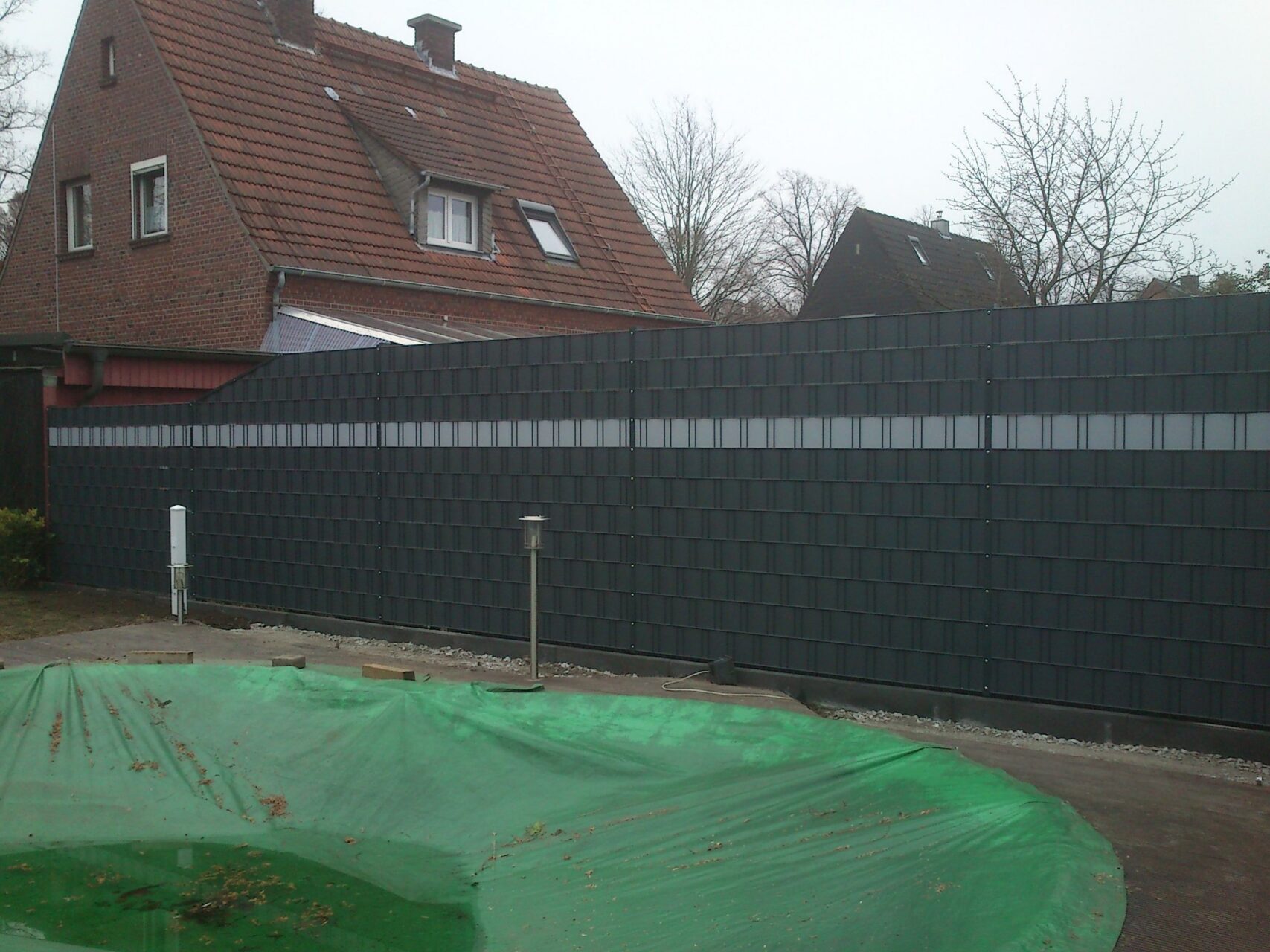 Doppelstabgitter Sichtschutzzaun anthrazit mit Premium Streifen, Straße Grünfläche