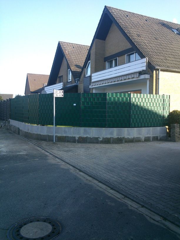 Doppelstabgitter Sichtschutzzaun grün mit Premium Streifen, Straßenecke