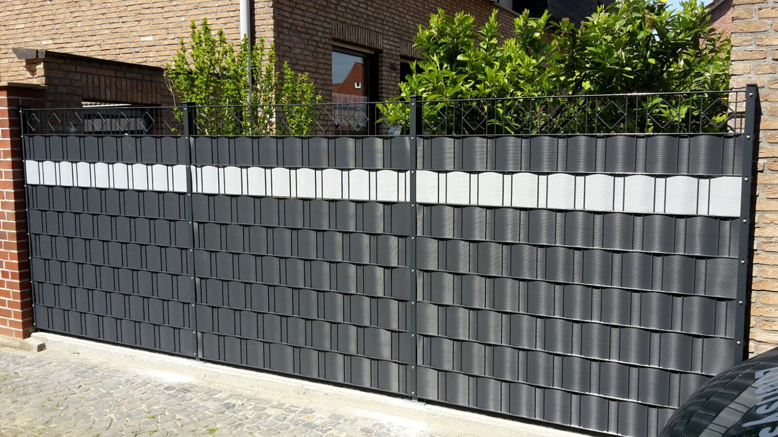 Doppelstabgitter Zaun anthrazit mit silbernen Premium Streifen, Hauseingang