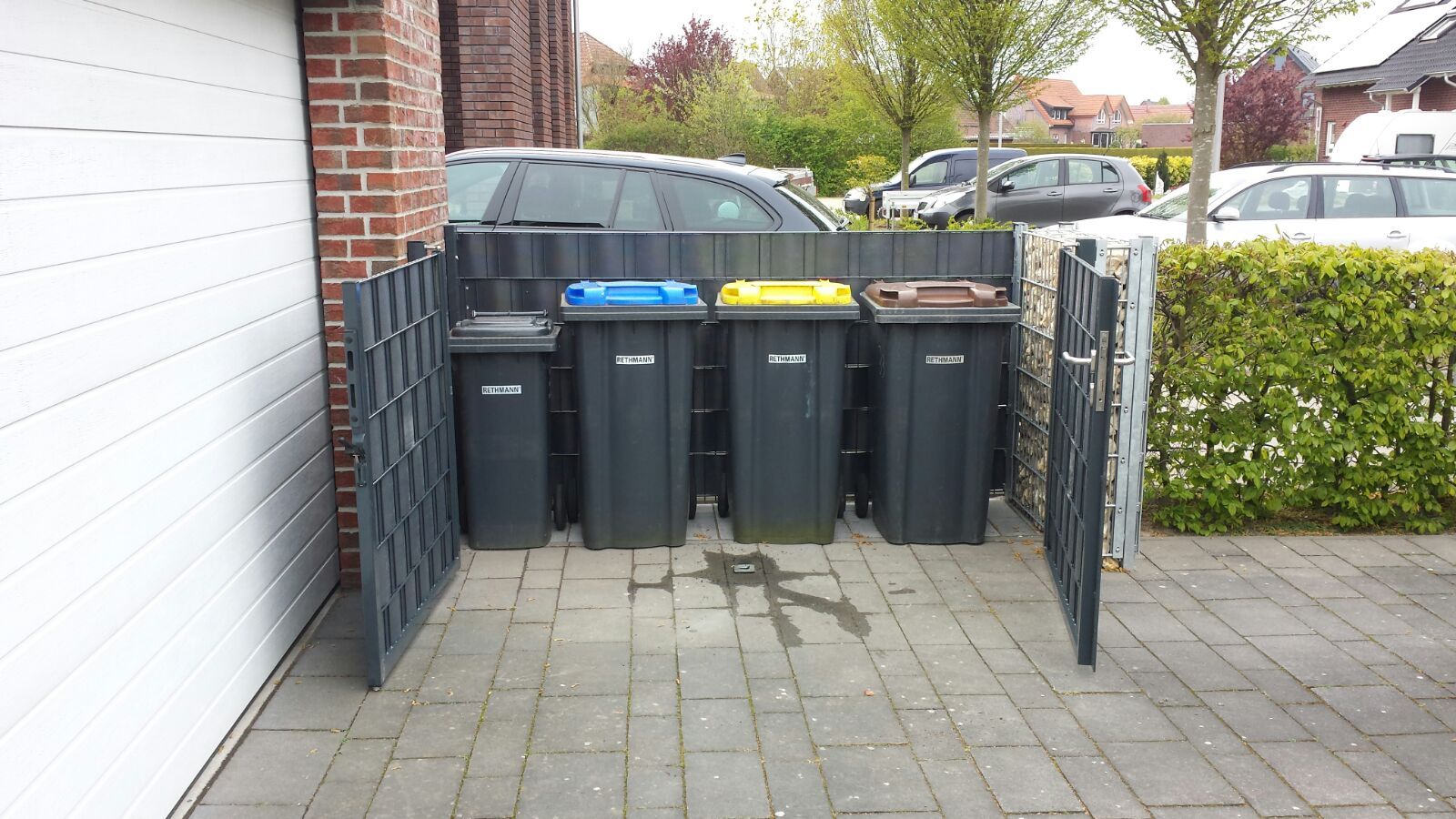 Doppelstabgitter Zaun anthrazit mit Premium Streifen, Mülltonnen Hauseinfahrt