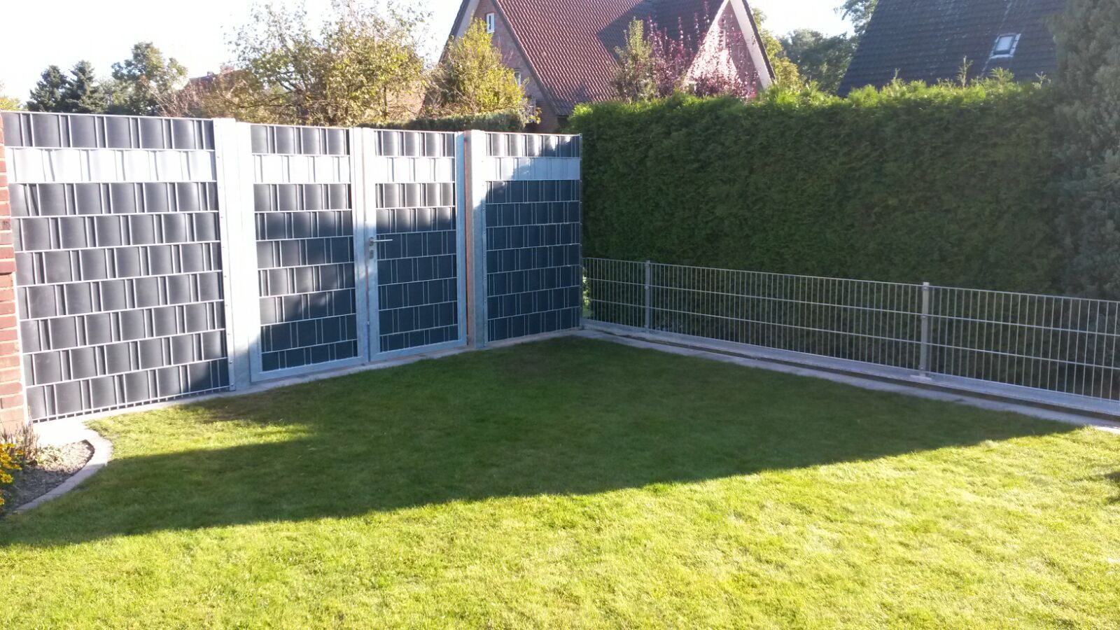 Doppelstabgitter Sichtschutzzaun anthrazit, Gartengrenze mit Rasen