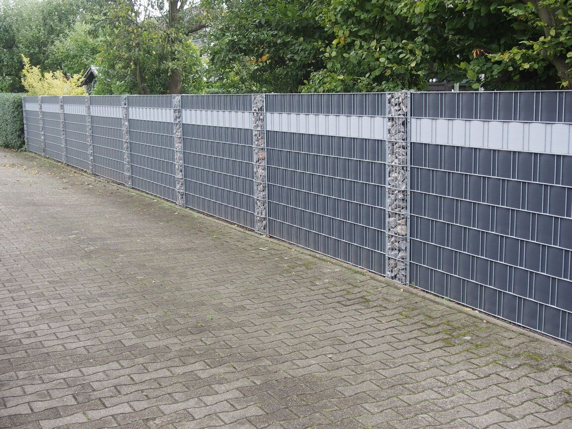 Sichtschutz Doppelstabgitter anthrazit mit Premium Streifen, langer Gartenzaun Rasen