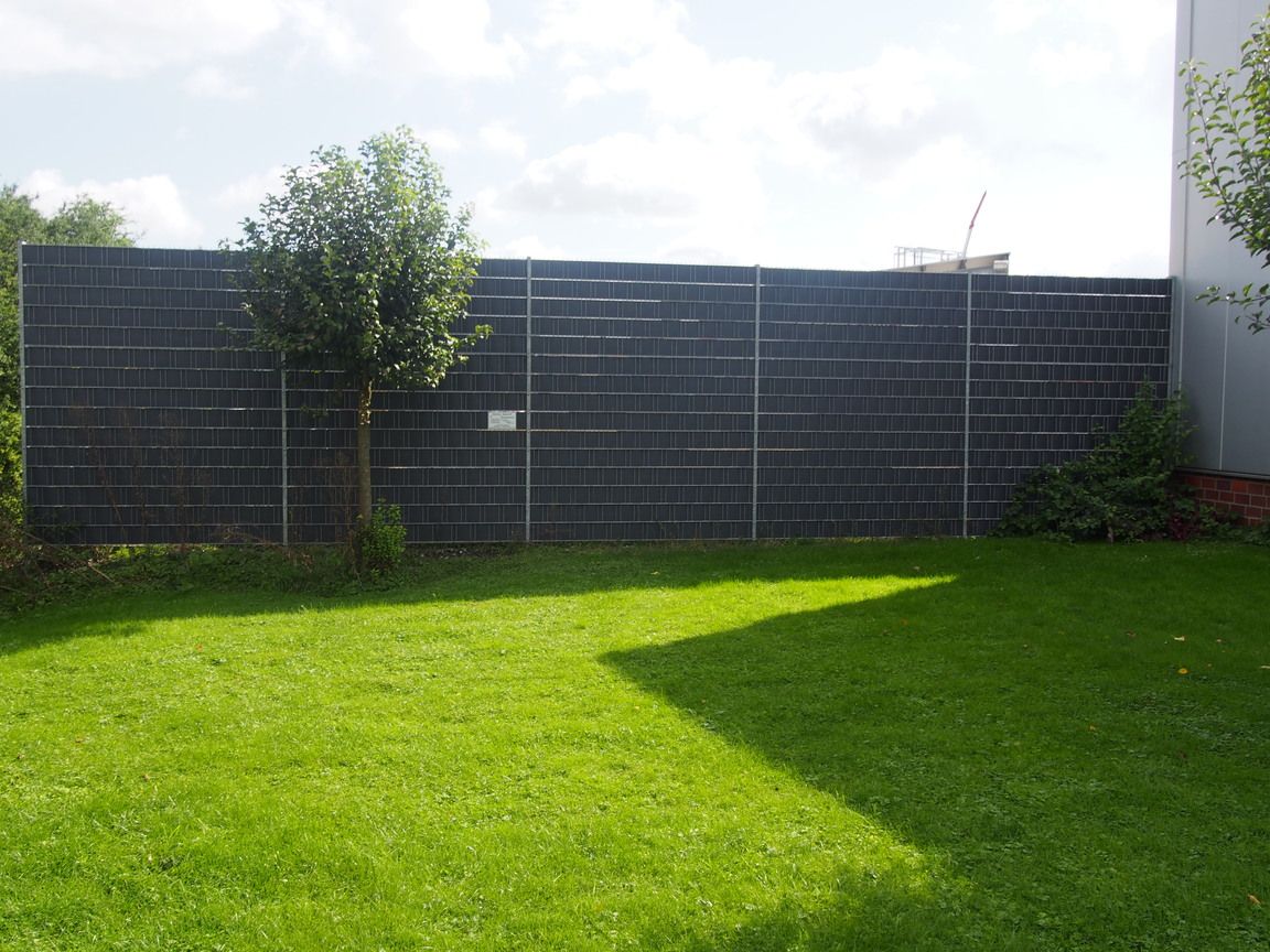 Doppelstabgitter Zaun mit silber-grauen Premium Sichtschutzstreifen, Musterfeld