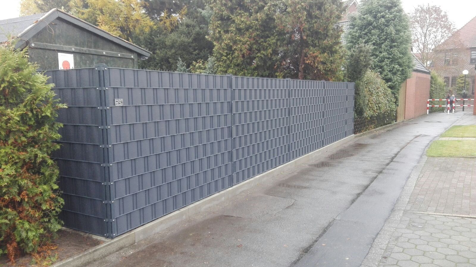 Sichtschutz Doppelstabgitter anthrazit mit Premium Streifen, langer Gartenzaun