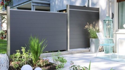 Traumgarten System Alu Aluminium-Sichtschutzzaun anthrazit am modernen Stadthaus