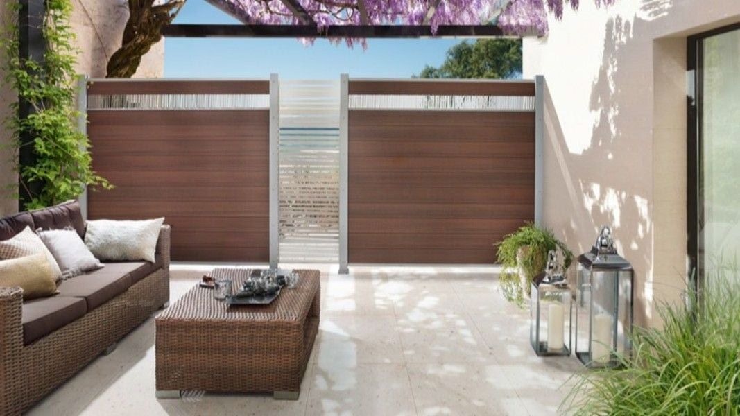 Traumgarten System WPC Platinum Sichtschutz braun mit Glaseinsatz auf Mediterran-Terrasse