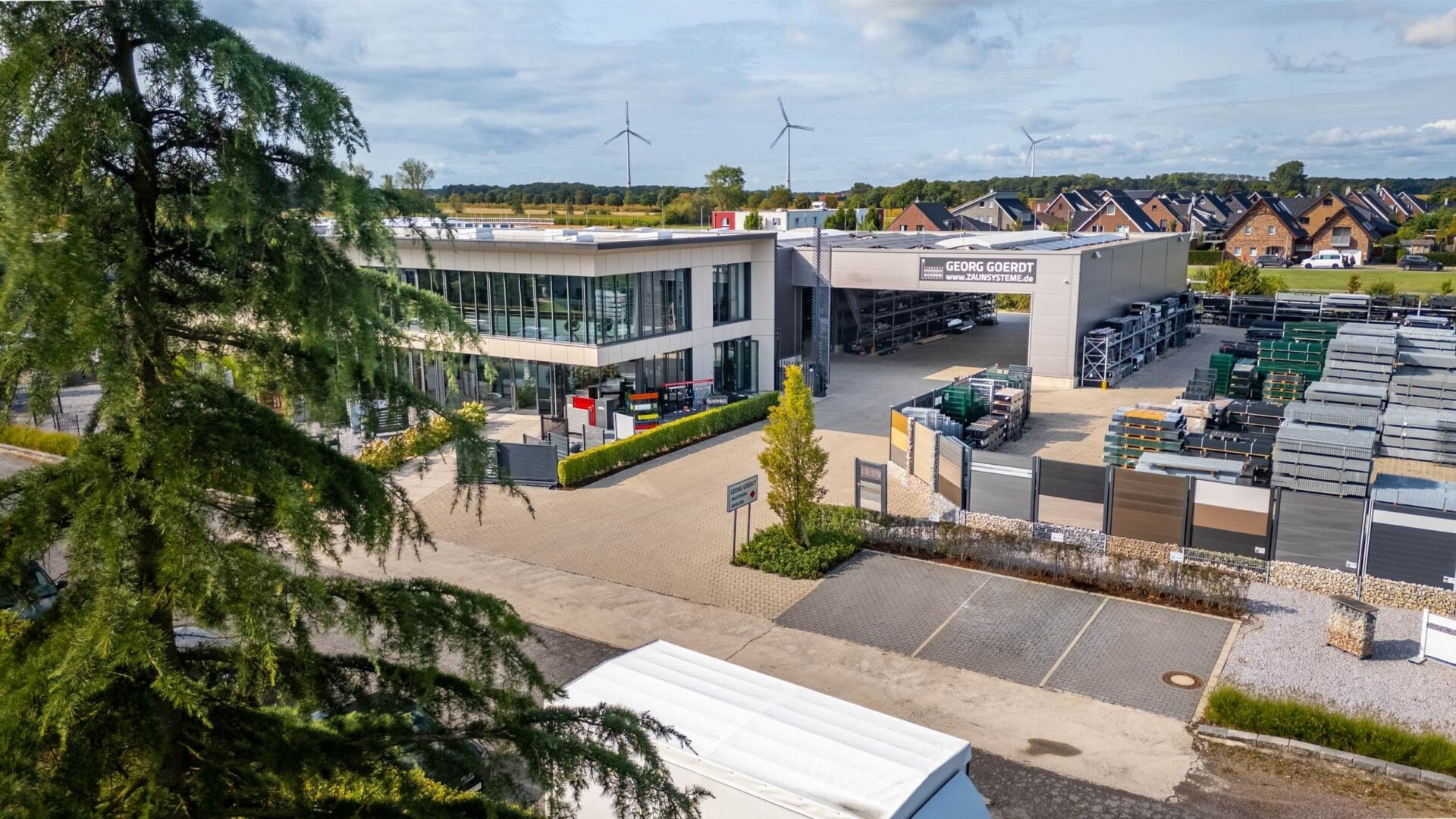 Luftaufnahme Firmengelände Georg Goerdt Zaunsysteme mit Showroom, Lagerhalle und großem Außenlager für Zaunmaterialien