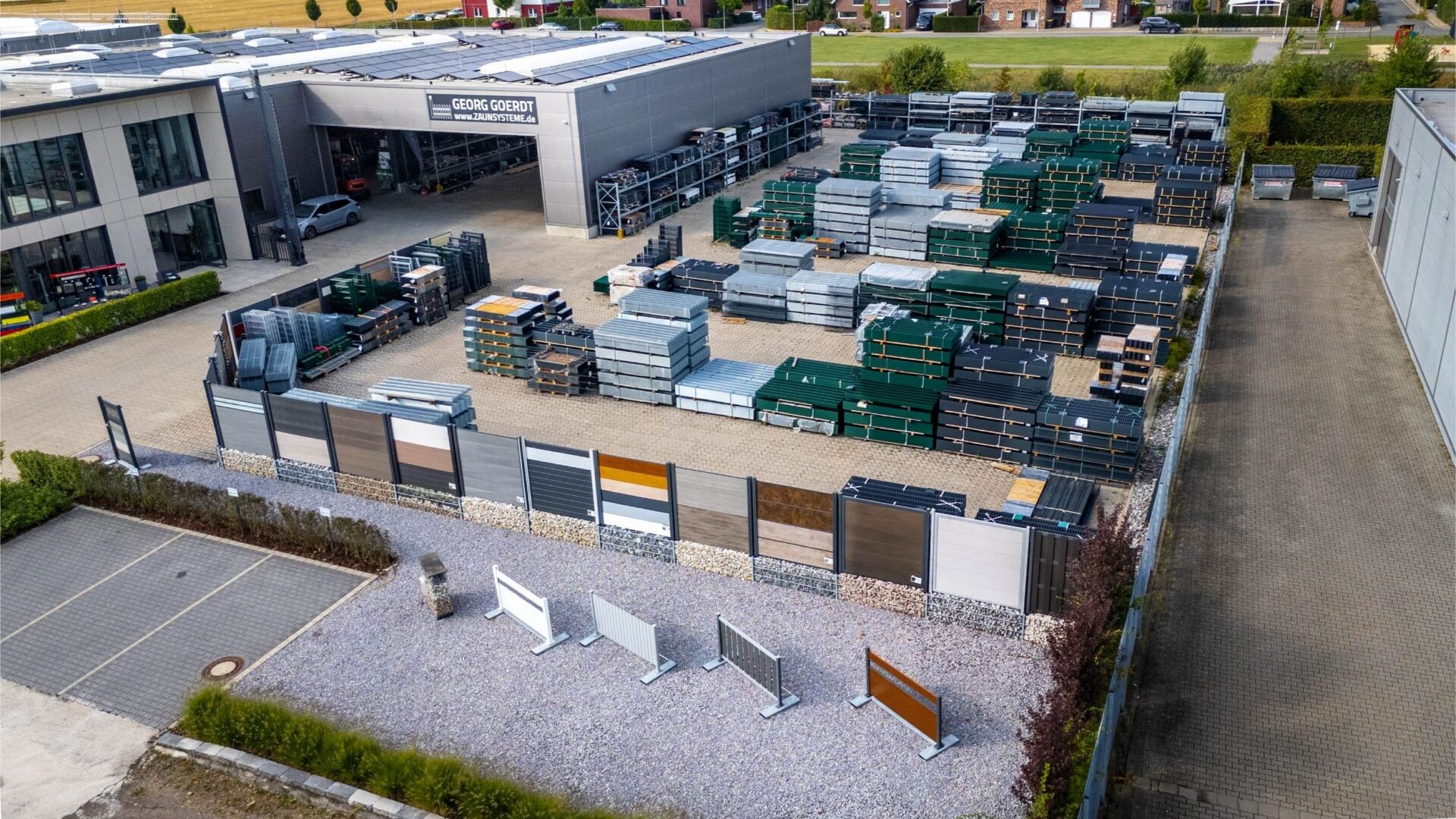 Drohnenaufnahme Außenlager Georg Goerdt Zaunsysteme mit sortierten Zaunpanelen, Pfosten und Sichtschutz-Musterwand