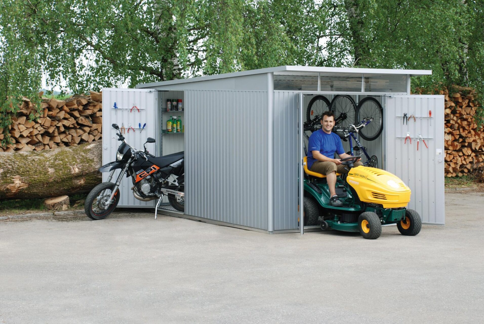 Biohort Avantgarde silber-metallic mit Inneneinrichtung, Motorrad und Rasenmäher