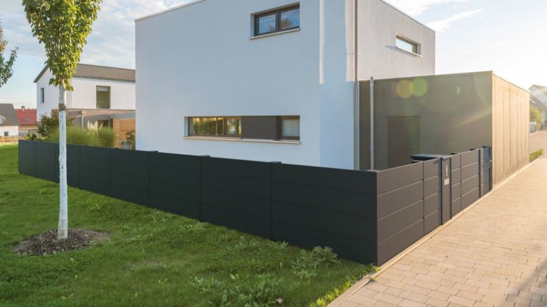 Guardi Vista Sichtschutzzaun anthrazit am kubischen Einfamilienhaus mit Rasen