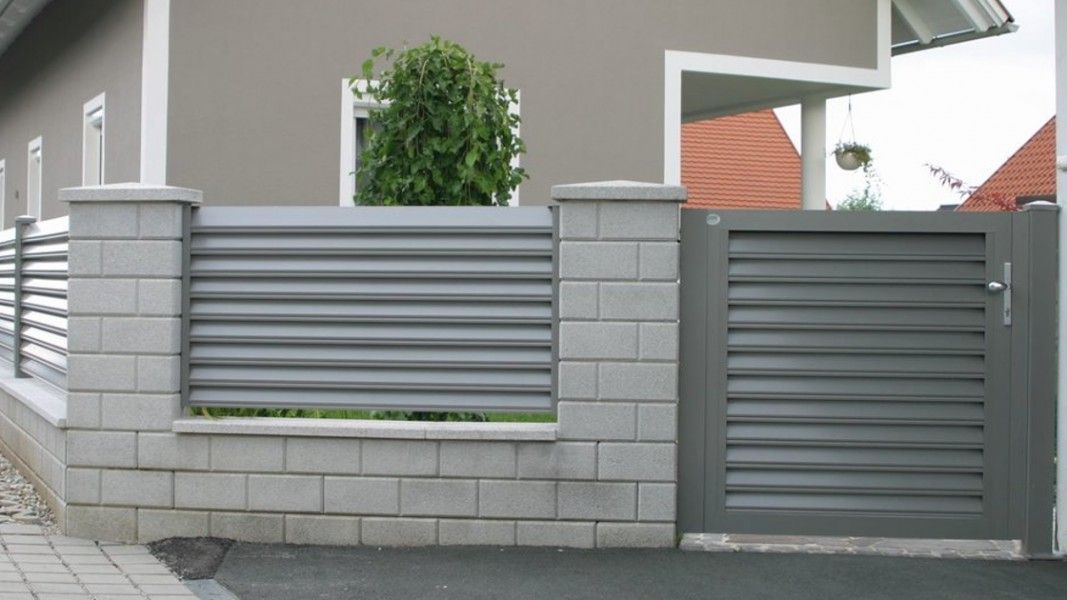 Guardi Trento Sichtschutzzaun grau mit Lamellen an Steinpfeiler-Grundstücksgrenze