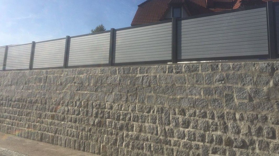 Guardi Nouveau Lattenzaun anthrazit auf Natursteinmauer – modern & blickdicht