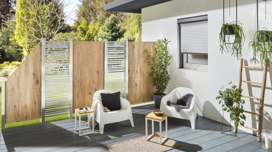 Traumgarten System Keramik Sichtschutz Holzoptik mit Glaselement auf Gartenterrasse