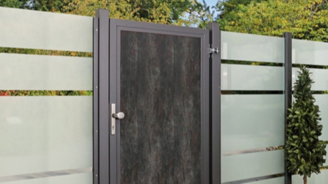 Traumgarten System Keramik Eingangstor anthrazit in Steinoptik mit Glasstreifen-Zaun