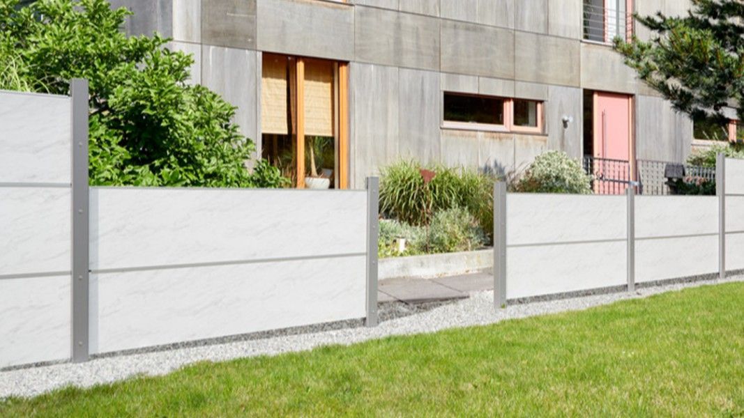 Traumgarten System Board XL ACP-Sichtschutz Rost-Optik mit Edelstahlpfosten im Garten