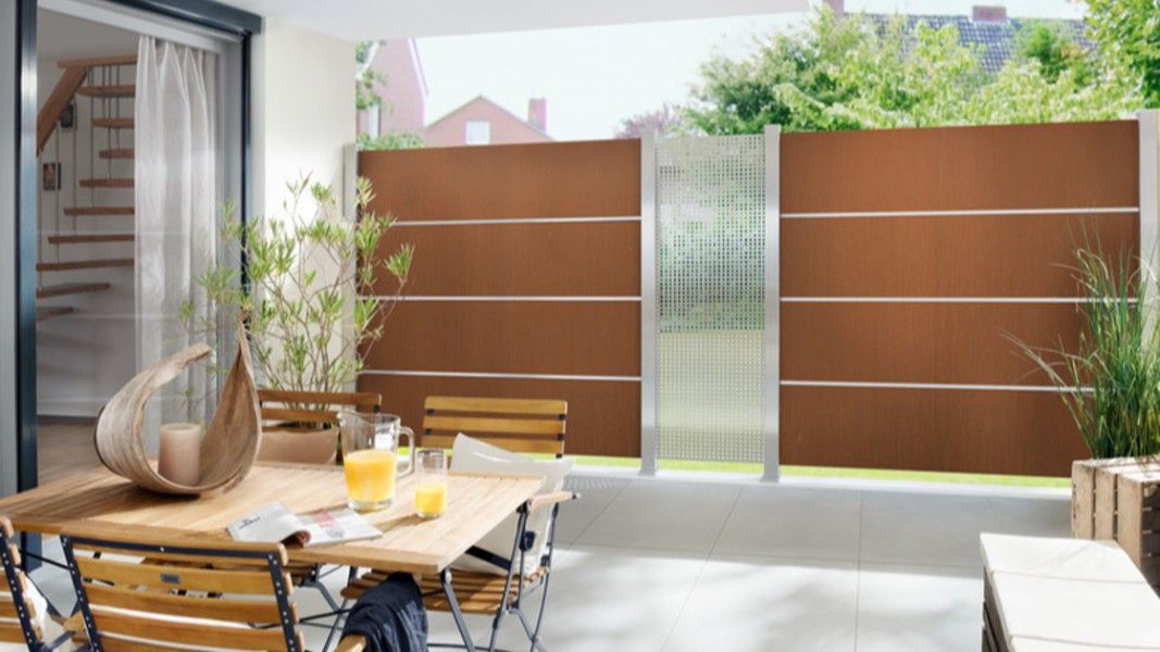 Traumgarten System Board XL Sichtschutzzaun weiß Marmor-Optik ACP am Architektenhaus