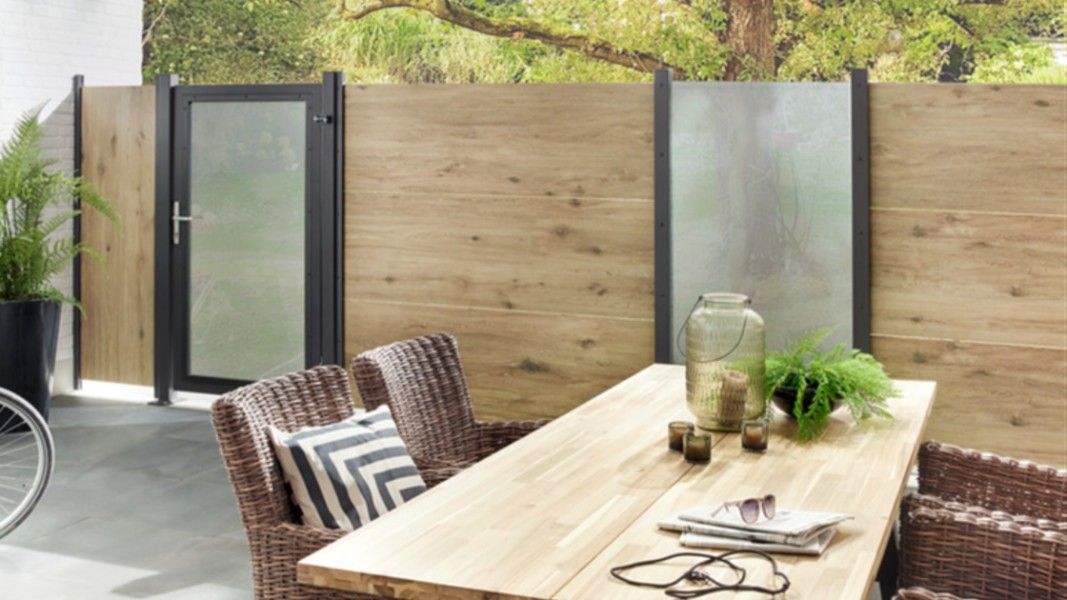 Traumgarten System Glas WPC Holzoptik kombiniert mit Milchglaselement auf Terrasse