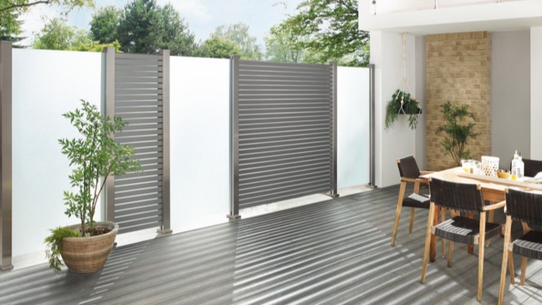Traumgarten System Glas WPC-Sichtschutz anthrazit mit Glaselement auf Holzterrasse