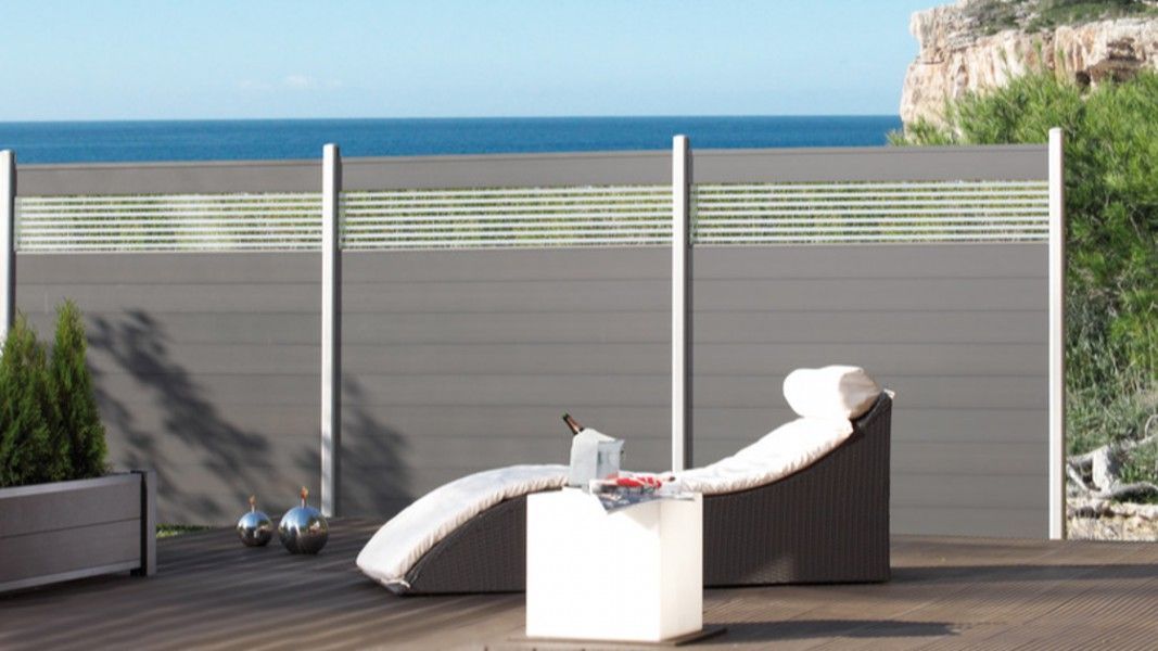 Traumgarten System Alu Modulzaun grau auf Dachterrasse mit Meerblick – blickdicht