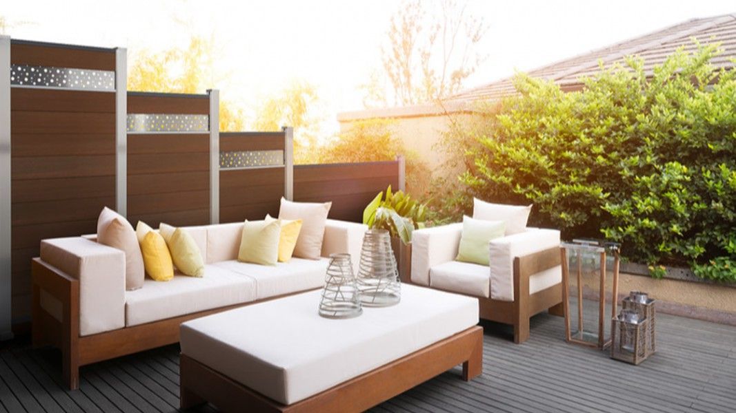 Traumgarten System WPC Platinum Sichtschutzzaun braun mit Edelstahl-Dekor im Garten