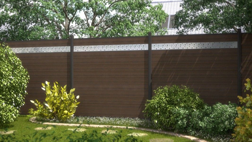 Traumgarten System WPC Platinum Sichtschutz braun mit Edelstahl-Dekor auf Terrasse
