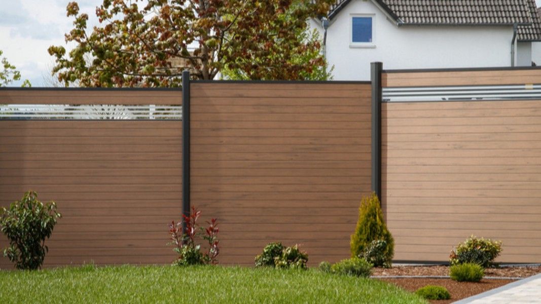 Traumgarten System WPC Classic Sichtschutzzaun braun im Garten – blickdicht modern