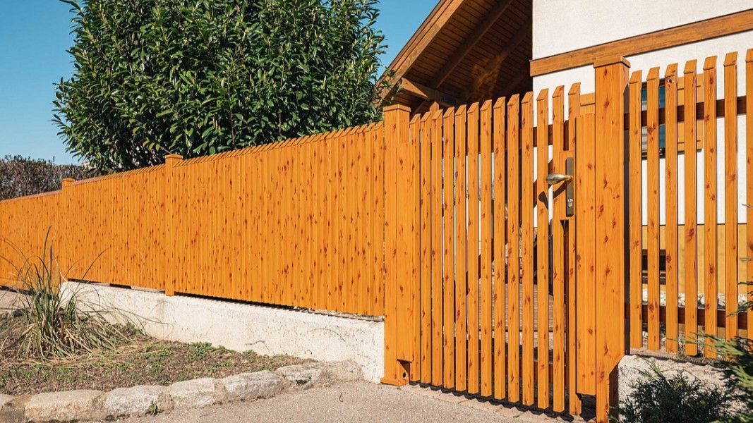 Guardi Palermo Lattenzaun in Holzoptik orange mit Eingangstor – klassisch modern