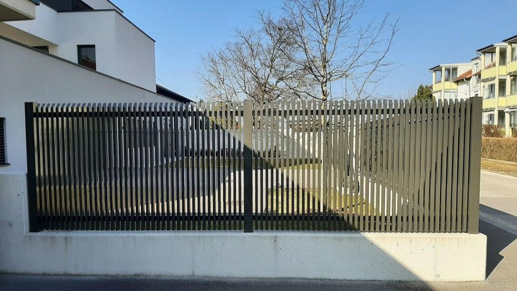 Guardi Palermo Zaunanlage anthrazit, minimalistischer Senkrechtzaun mit variablem Stababstand