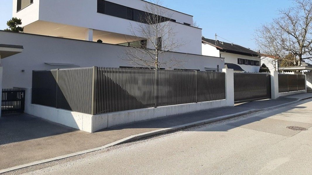 Guardi Palermo Sichtschutzzaun anthrazit, modernes Einfamilienhaus mit Flachdach