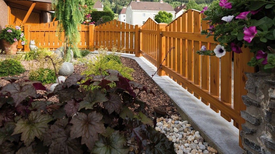 Guardi Merlin Aluminium Lattenzaun holzoptik orange-braun, Gartenweg mit Beetbepflanzung
