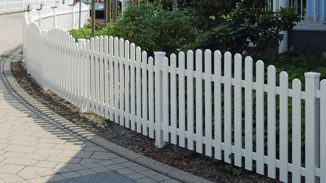 Guardi Merlin Aluminium Lattenzaun weiß mit Rundkappen, Gartenweg Vorgarten
