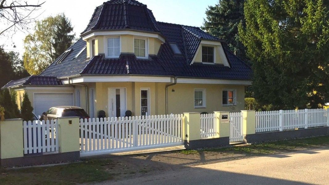 Guardi Merlin Aluminium Lattenzaun weiß, klassischer Vorgartenzaun Einfamilienhaus