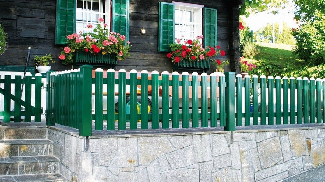 Guardi Merlin Aluminium Lattenzaun grün, Vorgarten mit Steinmauer und Blumenschmuck