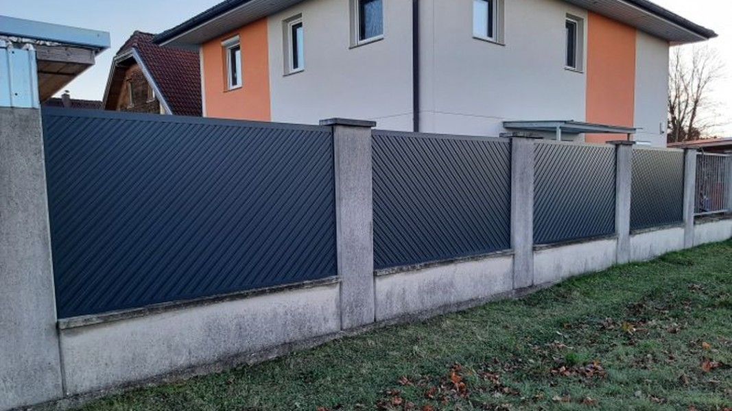 Guardi Umbria Füllungszaun anthrazit mit diagonaler Lattenanordnung, Betonpfosten