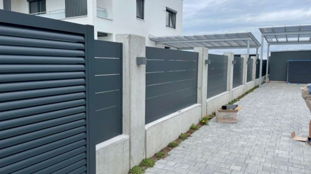 Guardi Triest Aluzaun anthrazit mit breiten Latten auf Steinmauer, Terrassenbereich