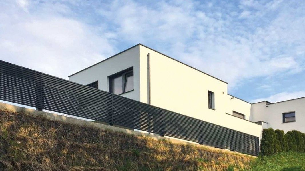 Guardi Linea Gartenzaun anthrazit mit Querlatten, modernes Flachdachhaus Hanggrundstück