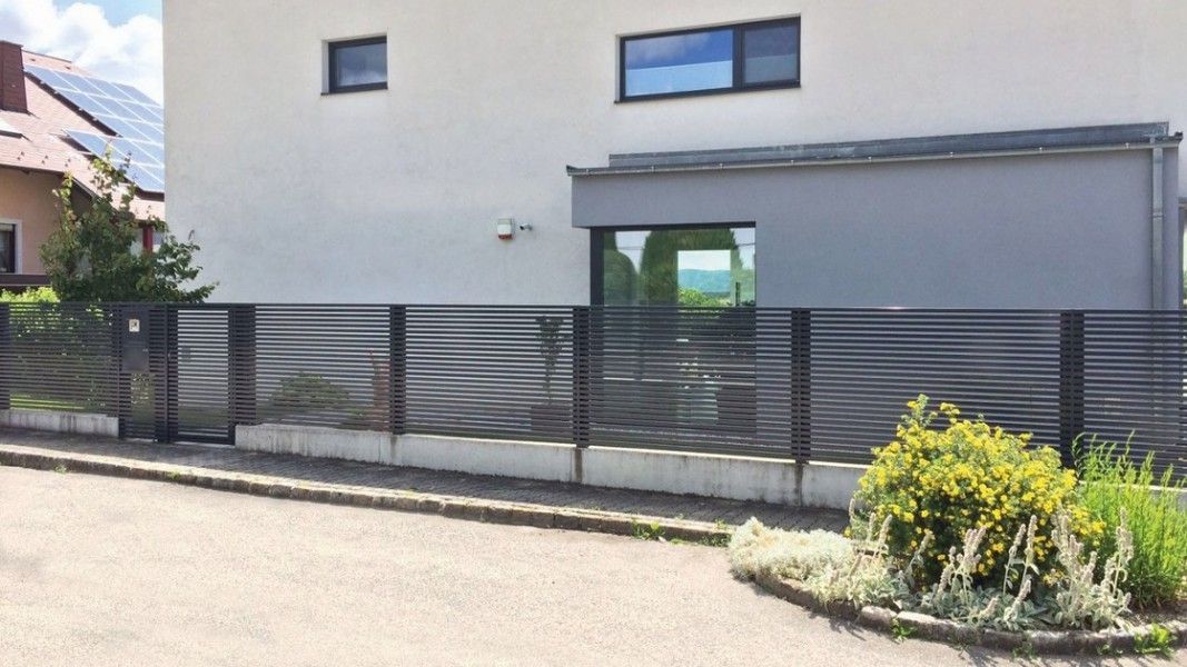 Guardi Linea Gartenzaun anthrazit mit Querlatten, Architektenhaus Straßenansicht