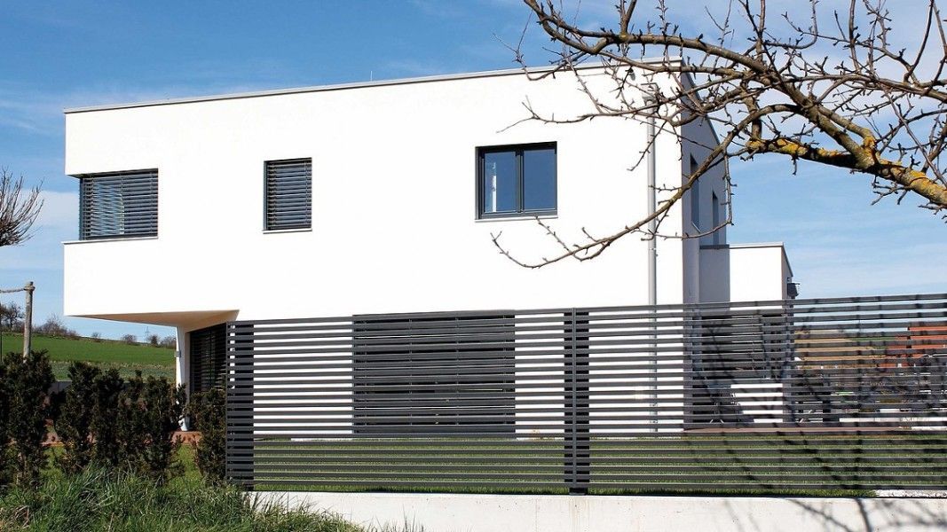 Guardi Linea Gartenzaun anthrazit mit Querlatten, modernes Einfamilienhaus Einfahrt