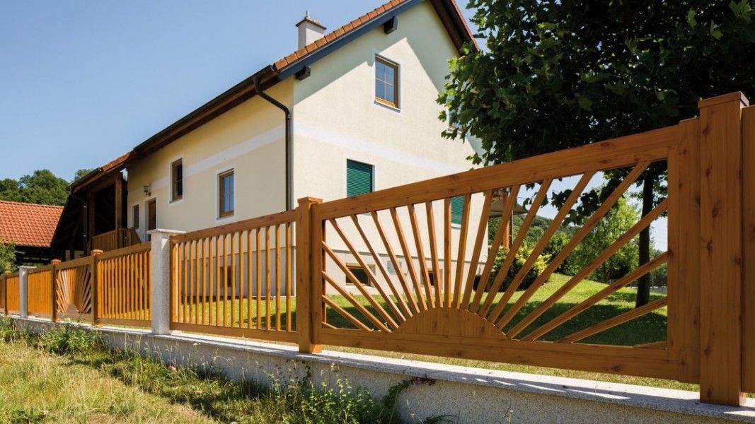 Guardi Siena Stabzaun holzoptik mit Sonnenfächer-Dekor, klassischer Gartenzaun