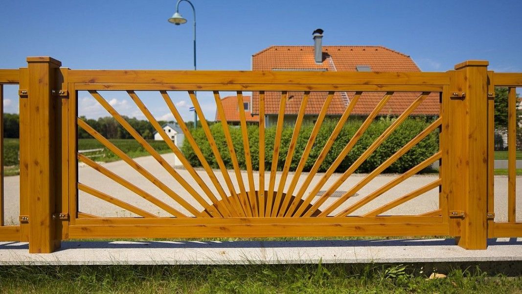Guardi Siena Stabzaun Holzoptik mit Sonnenfächer-Dekor, Gartentor Einfahrt