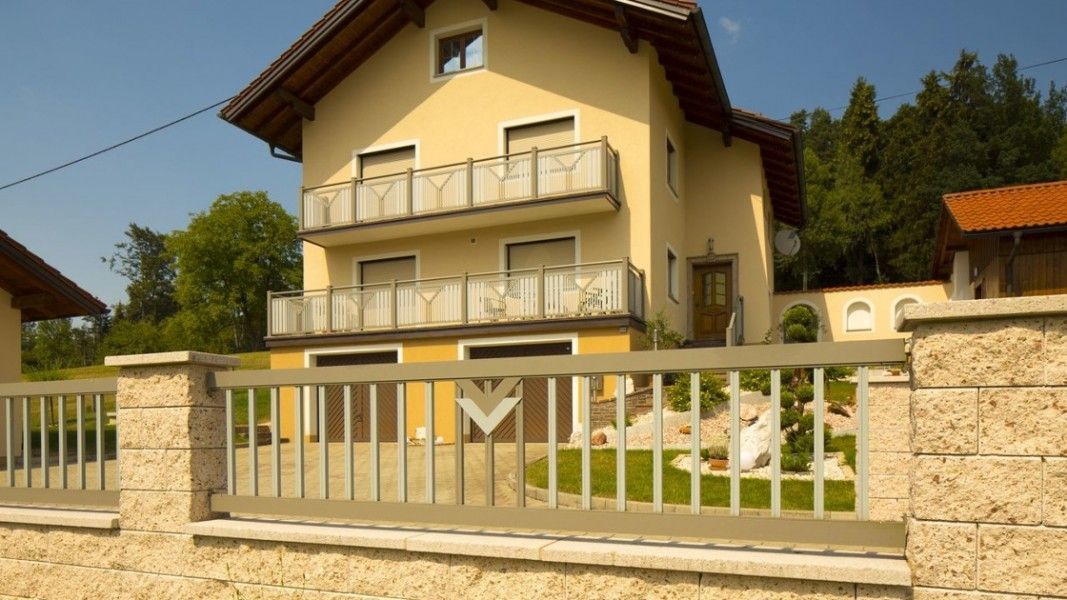 Guardi Siena Stabzaun weiß mit Dekor, Balkongeländer Einfamilienhaus Vorgarten