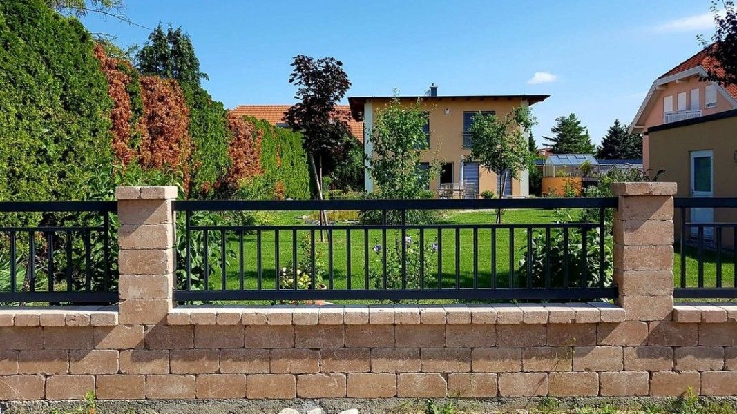 Guardi Toskana Einzelstabzaun anthrazit mit Querriegel, Gartenbereich Steinmauer