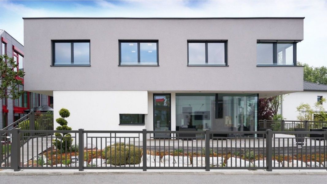 Guardi Toskana Einzelstabzaun anthrazit mit Dekorstäben, modernes Mehrfamilienhaus