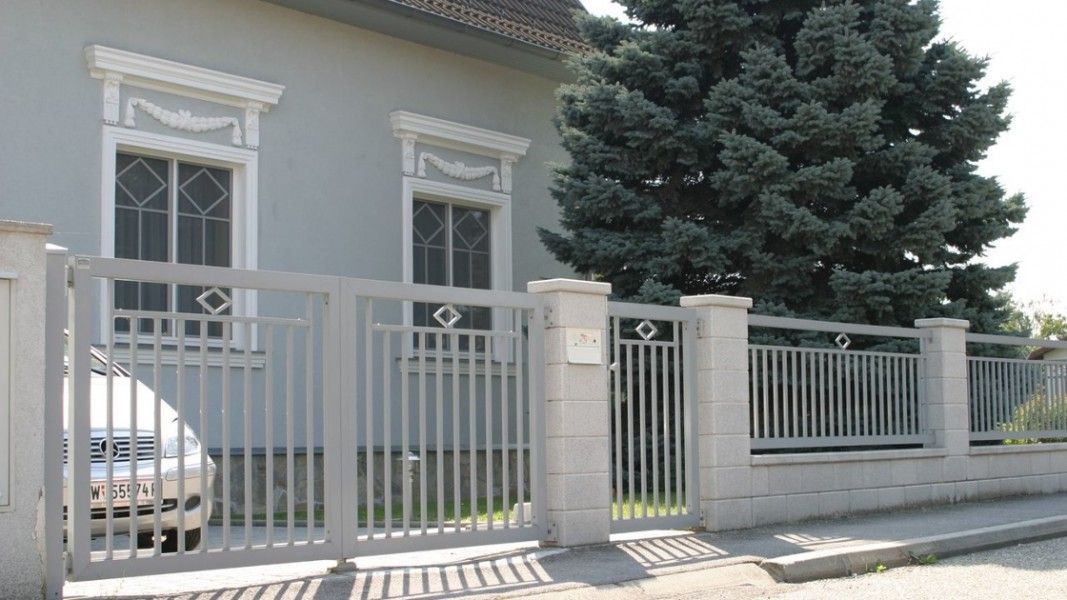 Guardi Toskana Einzelstabzaun weiß mit Dekorstäben, klassischer Vorgarten Eingangstor