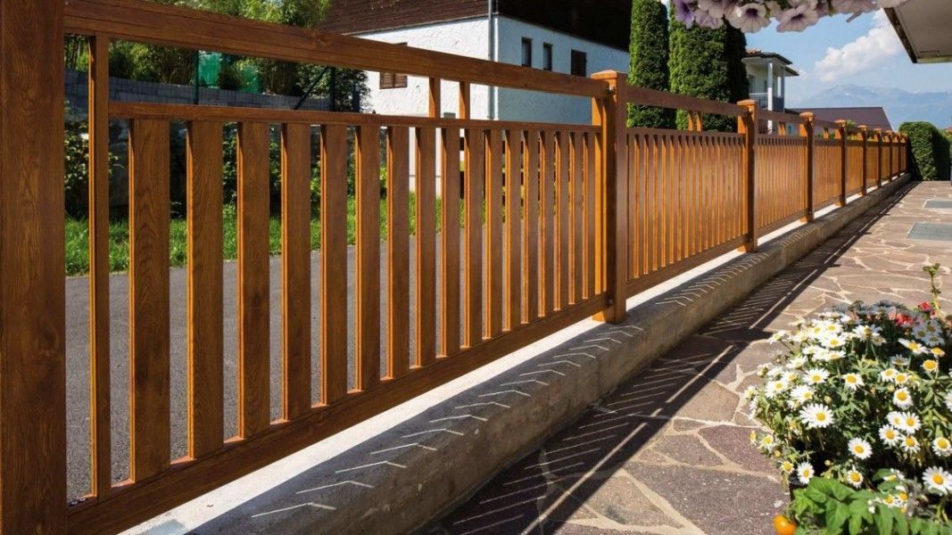 Guardi Roma Dekorzaun holzoptik mit senkrechten Latten, Gartenzaun Einfahrtsbereich