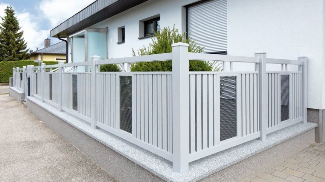 Guardi Roma Dekorzaun weiß mit Dekorelementen und Gitternetz, Einfahrtstor Garage